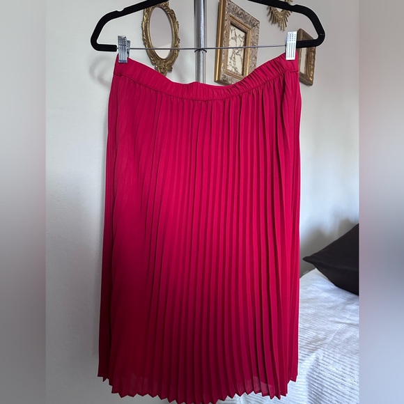 Red Pleated Chiffon Midi Skirt - Picture 2 of 2